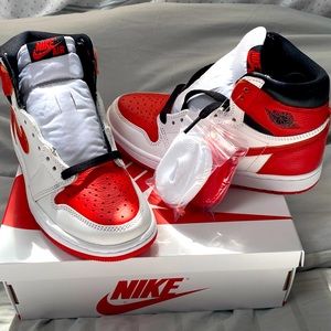 NEW. Air Jordan Retro High OG white/university red/black. IN BOX